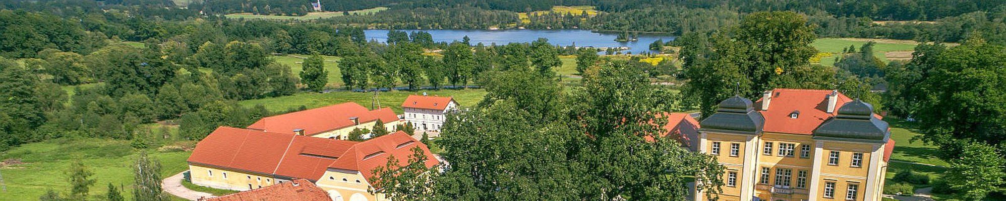 Schloss Lomnitz mit Gutshof